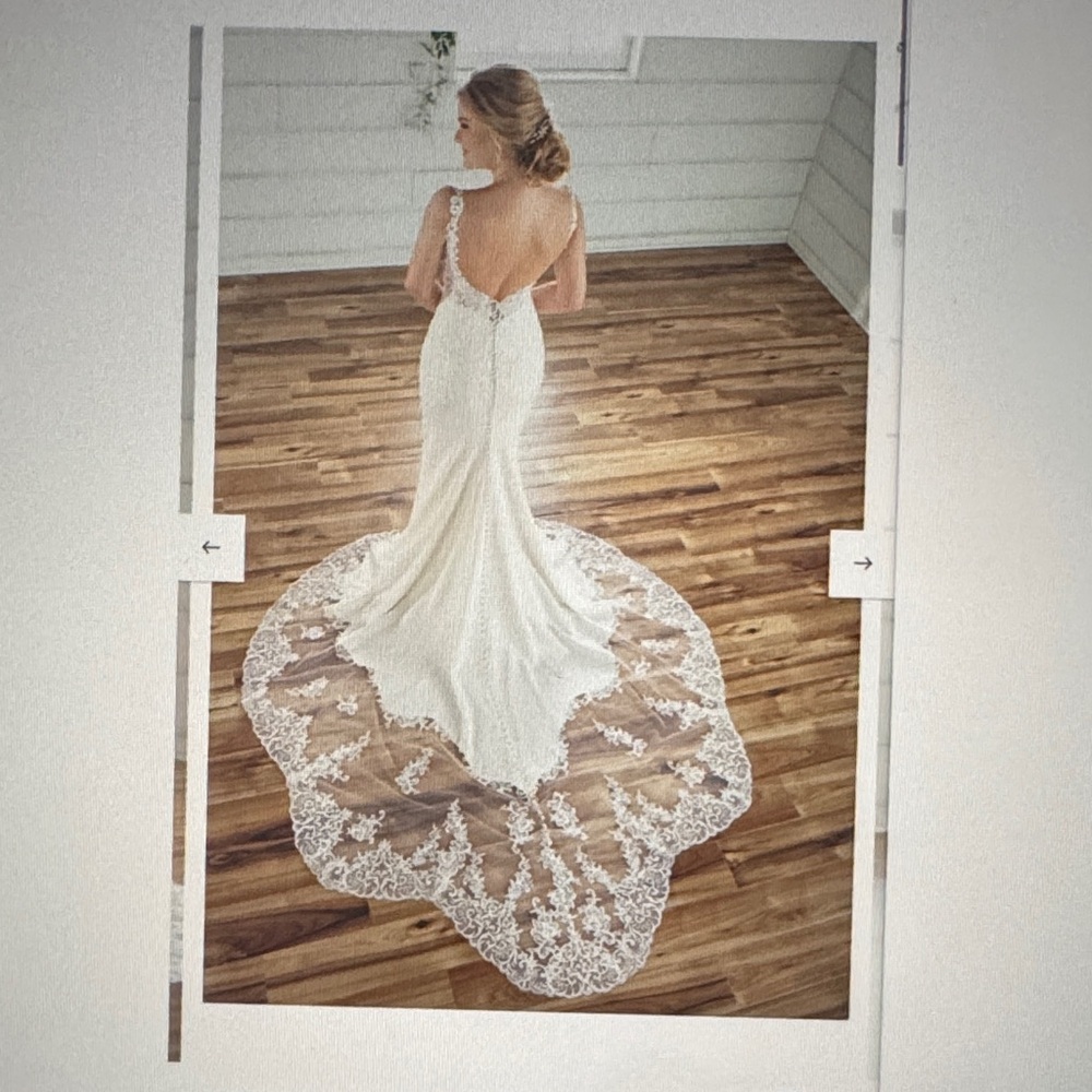 Elegant off white Lace Wedding Dress